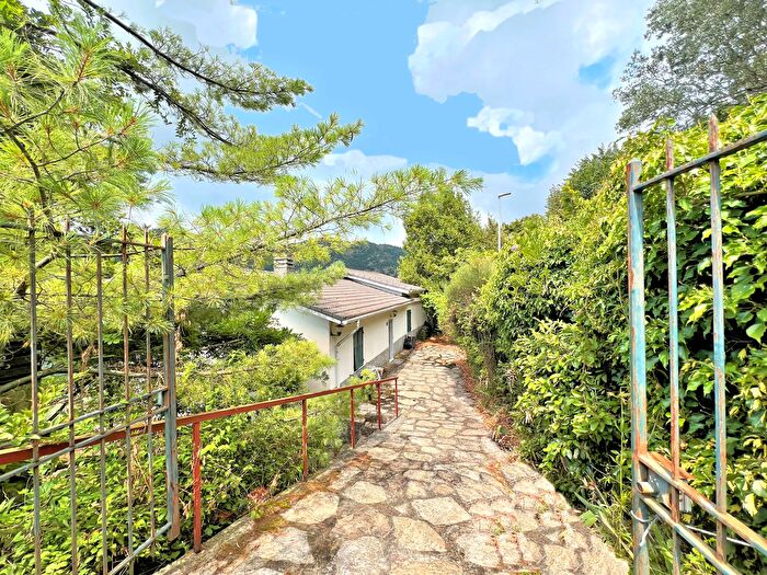 Casa con 11 locali in vendita in Via Cappelletta, Avegno