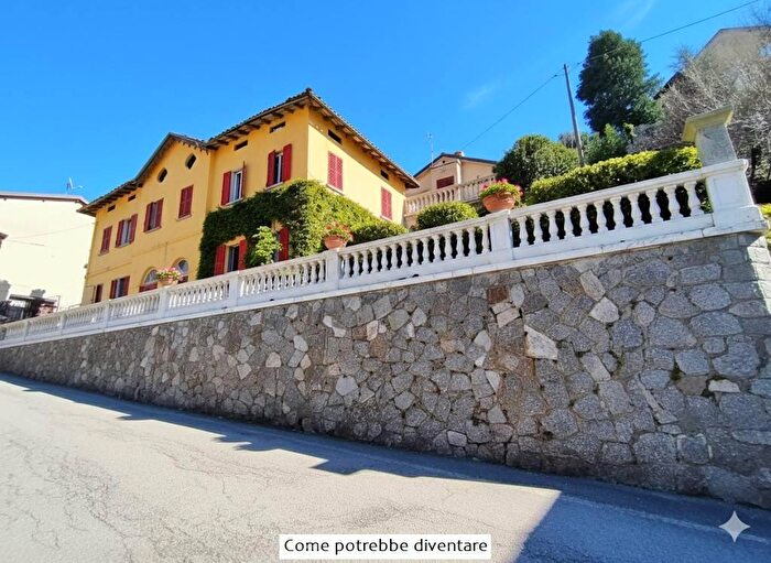 Casa con 8 locali in vendita in Via Nuova, Lasnigo