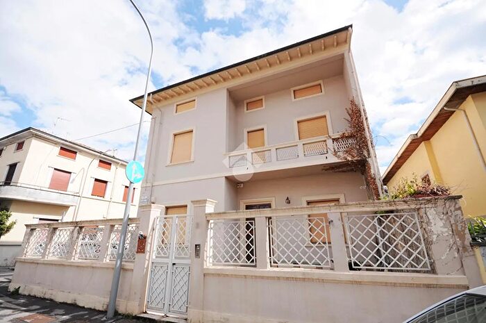Casa con 10 locali in vendita in Via della Liberazione, Prato