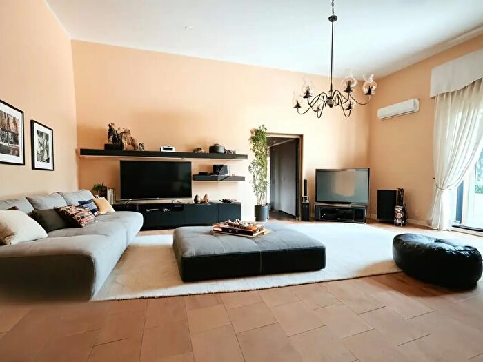 Appartamento con 7 locali in vendita in Via San Giovanni a Mare, Napoli