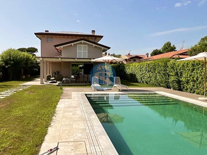 Casa con 6 locali in affitto in Pietrasanta