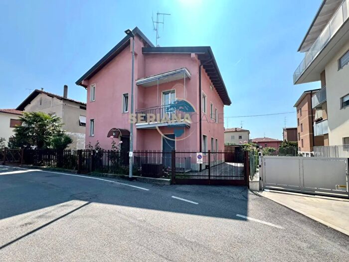 Casa con 8 locali in vendita in Via G Galilei, Torre Boldone
