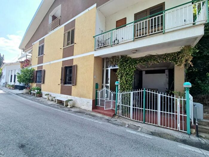 Casa con 8 locali in vendita in Via Pagliara, Casacanditella