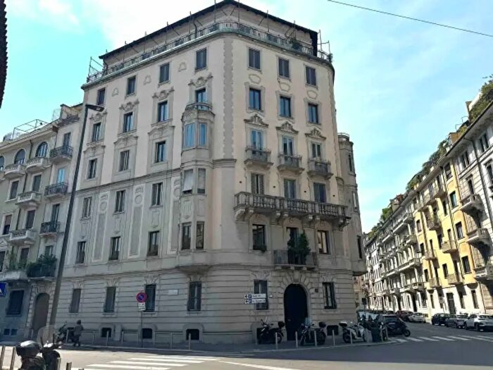 Appartamento con 5 locali in affitto in Via Enrico Besana, Milano