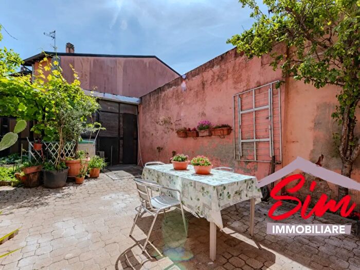 Casa quadrilocale in vendita in Via S Lorenzo al Pozzo, Novara