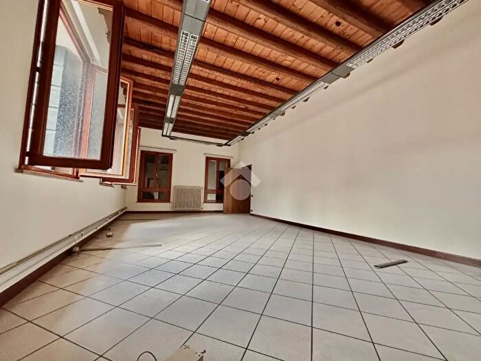Appartamento con 9 locali in vendita in Via Piazza Giovanni XXIII, Cornuda