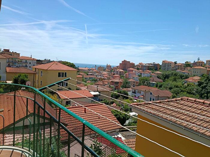 Appartamento trilocale in affitto in Via Diano Calderina, Oneglia, Imperia