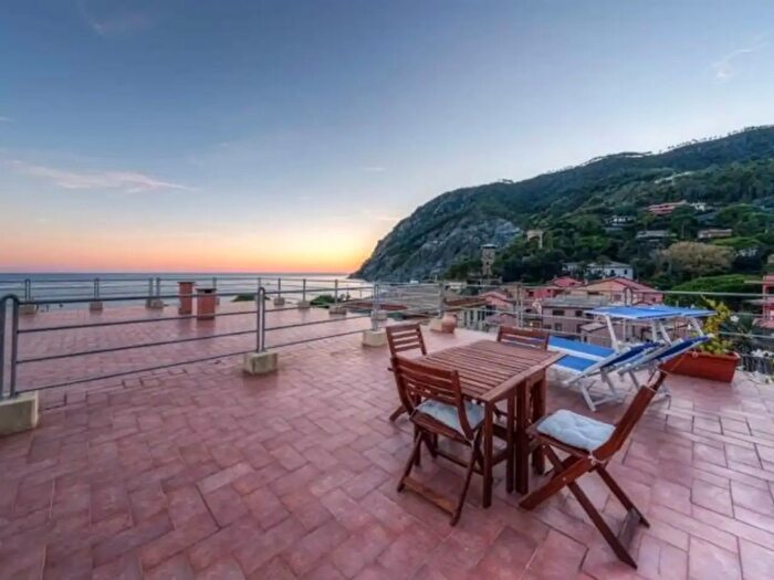 Appartamento trilocale in vendita in Monterosso Al Mare