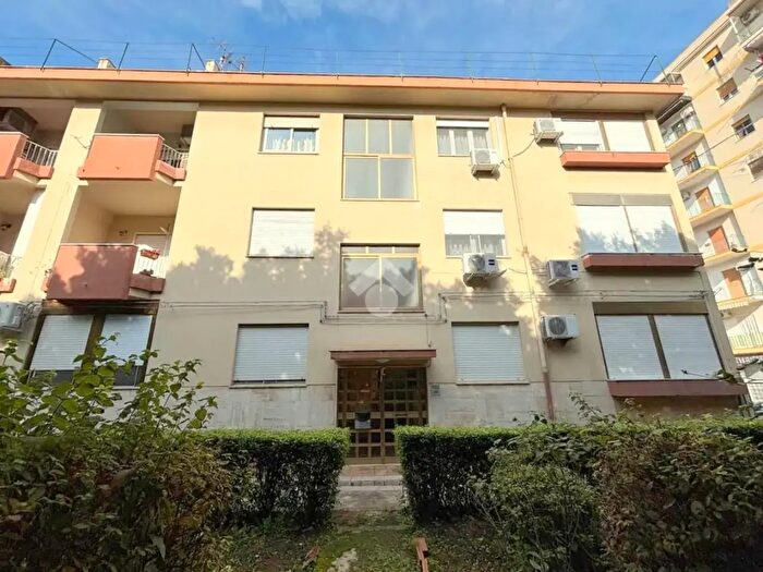 Appartamento trilocale in vendita in Via Eugenio lEmiro, Palermo