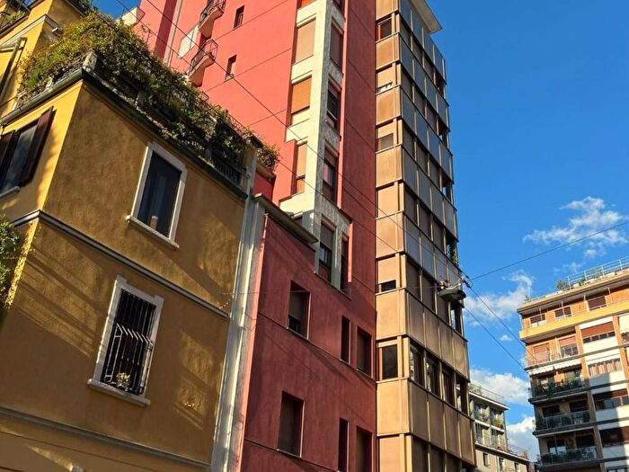 Appartamento trilocale in affitto in Via Macedonio Melloni, Indipendenza, Milano