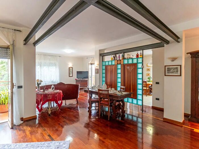 Appartamento con 5 locali in vendita in Via Magna Graecia, Capaccio