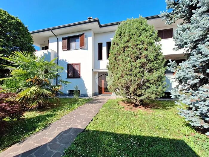 Appartamento trilocale in vendita in Via l Einaudi, Inveruno