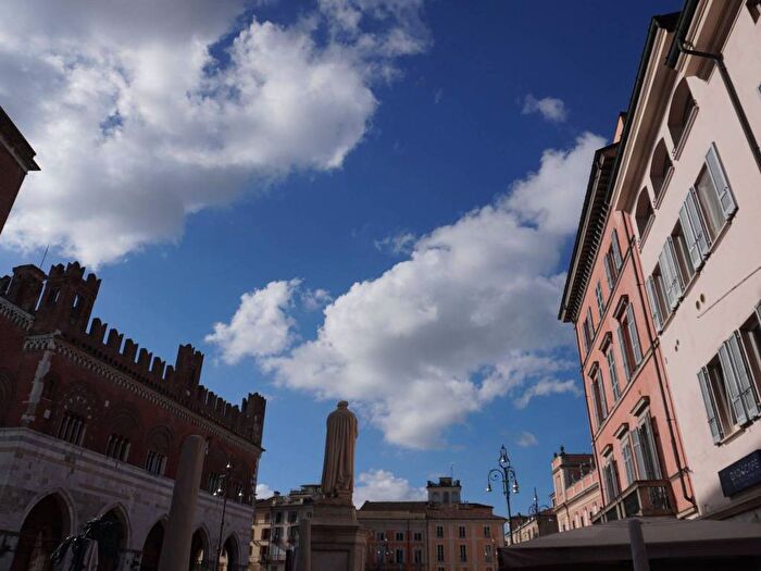 Casa quadrilocale in affitto in Piazza dei Cavalli, Centro Storico, Piacenza