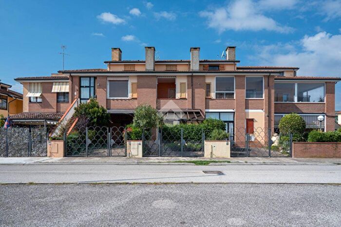 Appartamento quadrilocale in vendita in Viale G Leopardi, Comacchio