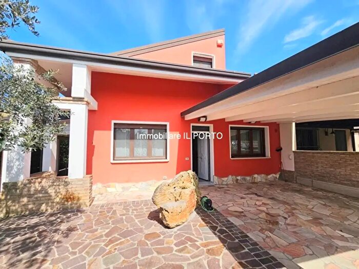 Casa con 5 locali in vendita in Lagosanto