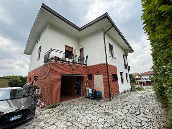 Casa con 6 locali in vendita in Inverigo