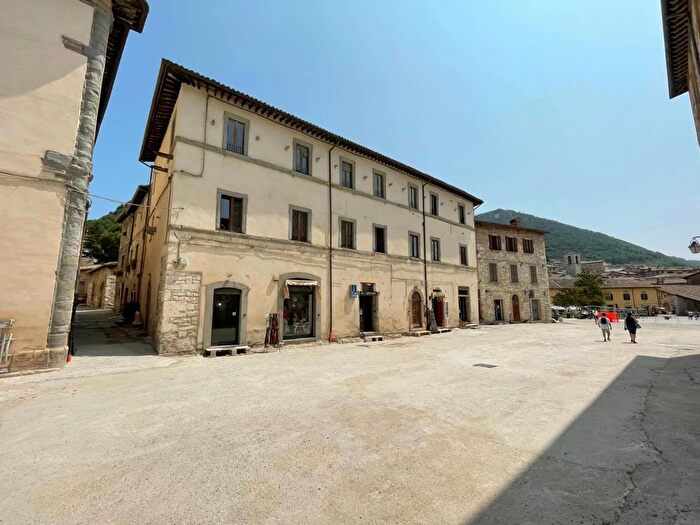 Appartamento con 5 locali in vendita in Piazza Quaranta Martiri Gubbio, Gubbio