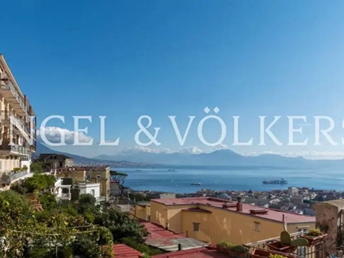 Appartamento con 6 locali in vendita in Via Antonio Mancini, Napoli