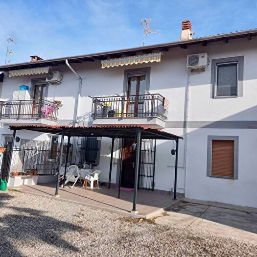 Casa trilocale in vendita in Strada Provinciale di Granozzo Novara, Novara