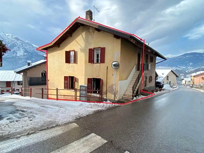 Casa con 6 locali in vendita in Frazione Tomaselli, Castel Ivano