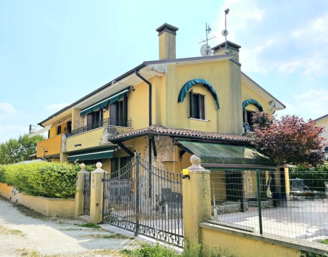 Casa quadrilocale in vendita in Via Primo Levi, Solesino