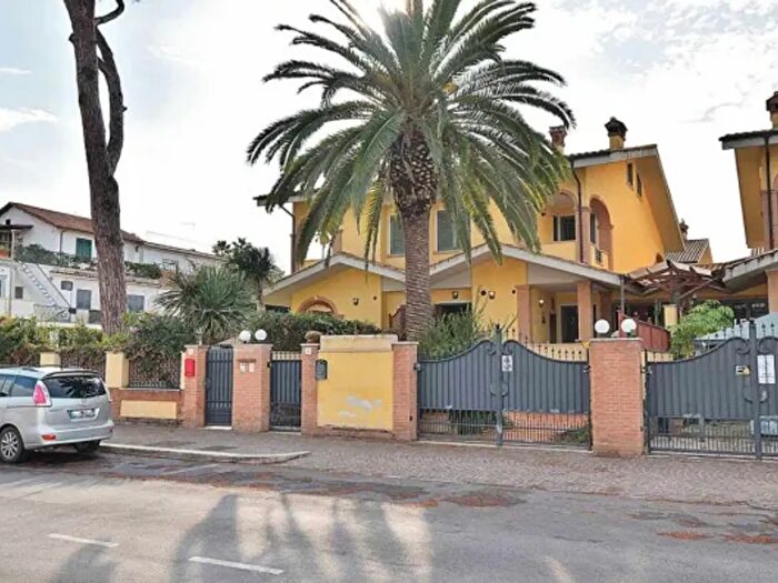 Casa in vendita in Viale Castellammare, Fiumicino