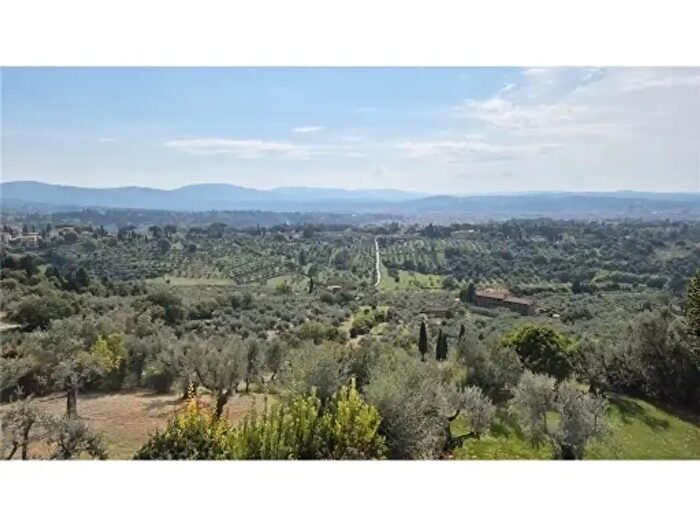 Appartamento con 8 locali in affitto in Firenze