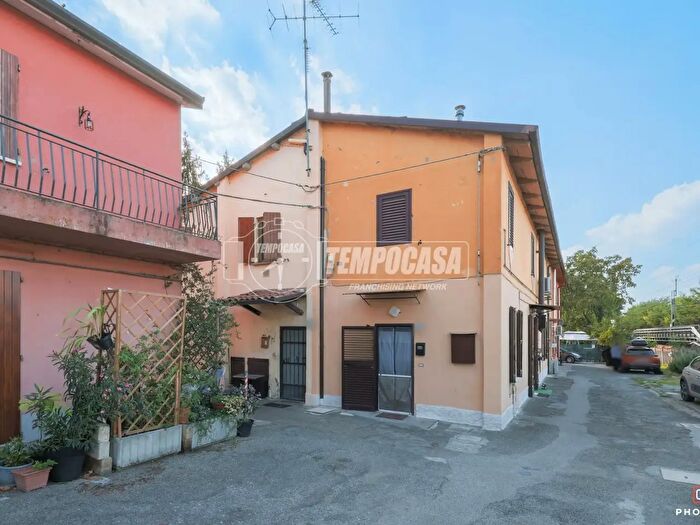 Casa con 5 locali in vendita in Viale Maria Zanotti, Imola