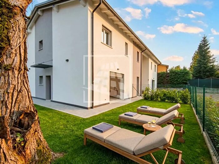 Casa quadrilocale in vendita in Via Hugo, Reggio Emilia