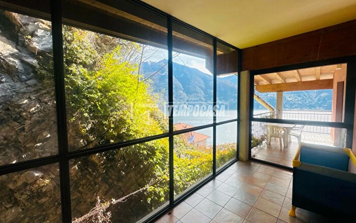 Appartamento trilocale in vendita in Via Regina Nuova, Laglio