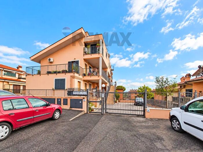 Appartamento quadrilocale in vendita in Via Casamassima, Roma