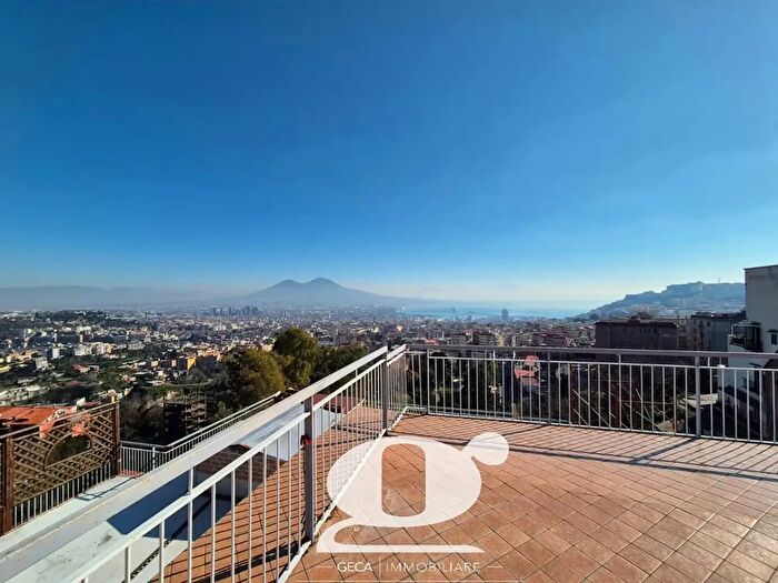 Appartamento quadrilocale in affitto in Via Carlo Cattaneo, Napoli