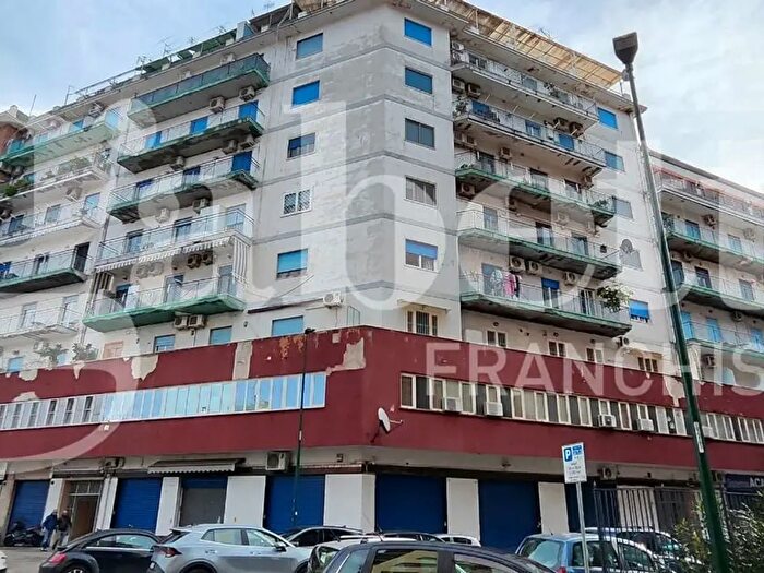 Appartamento quadrilocale in affitto in Via Campania, Napoli