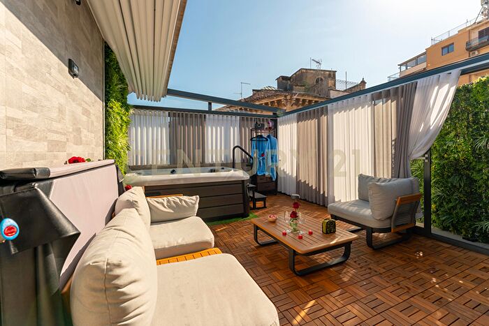 Appartamento con 8 locali in vendita in Via Ferrara Abate, Catania