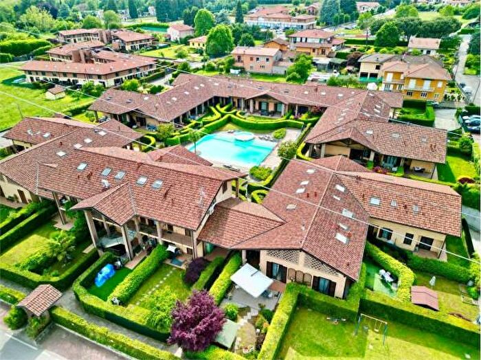 Casa con 6 locali in vendita in Via Sotto Campagna, Comabbio