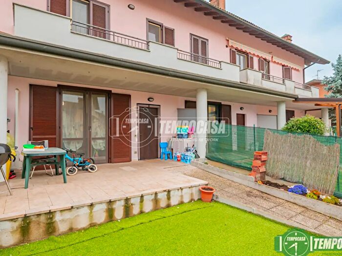 Appartamento trilocale in vendita in Via Dante Nicolini, Pieve Fissiraga