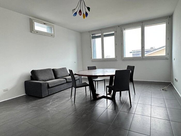 Appartamento trilocale in affitto in Via Passo Pordoi, Corvetto, Milano