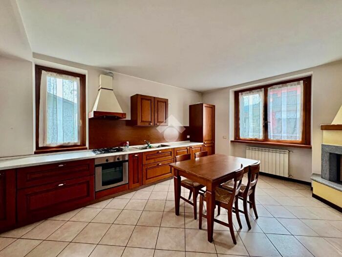 Appartamento trilocale in vendita in Via Raimondo Ruggeri, Casnigo