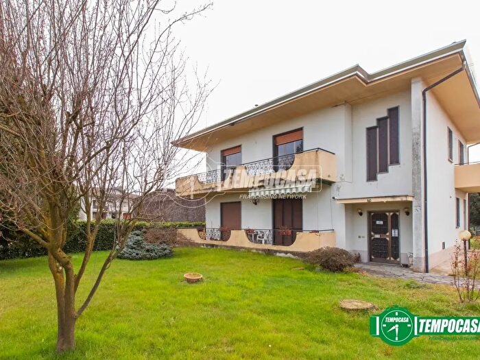 Casa con 7 locali in vendita in Via Carmine, Oleggio