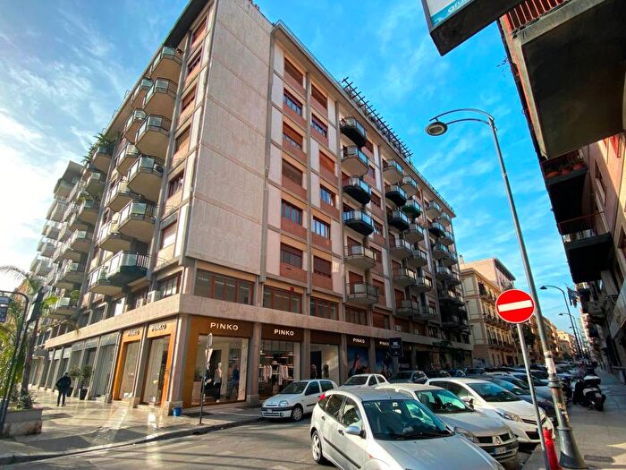 Appartamento con 5 locali in affitto in Via Enrico Parisi, Politeama Ruggiero Settimo, Palermo