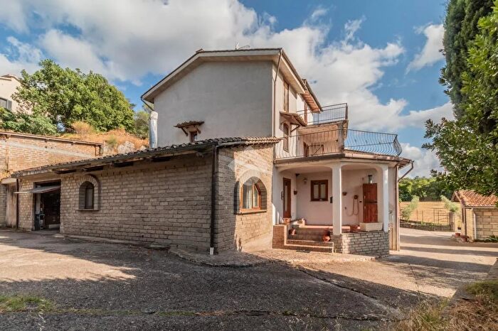 Casa con 6 locali in vendita in Via Aurelia Bis, Vetralla