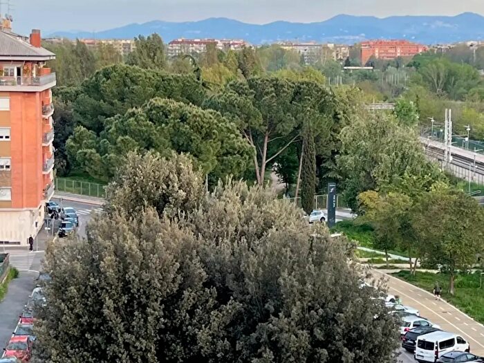 Appartamento trilocale in vendita in Via Valtravaglia, Roma
