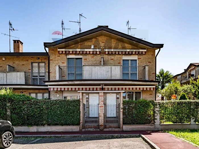 Casa trilocale in vendita in Caronno Pertusella