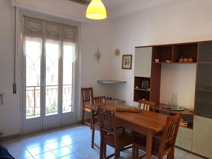 Appartamento trilocale in affitto in Piazza Eugenio Montale, Centro, Finale Ligure