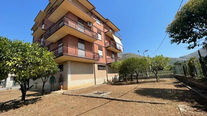 Appartamento con 6 locali in vendita in Via Arnale Rosso Fondi Centro, Fondi