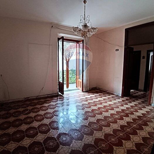Appartamento trilocale in vendita in Via Vittorio Emanuele Orlando, Adrano
