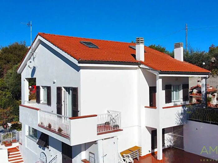 Casa con 6 locali in vendita in Noli