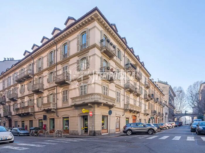 Appartamento con 5 locali in vendita in Via San Quintino, Torino