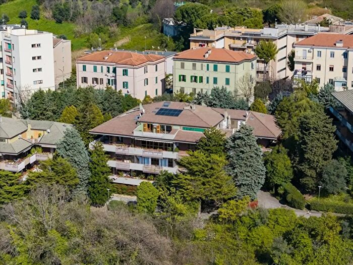 Appartamento con 10 locali in vendita in Via Mons Venturi, Chieti