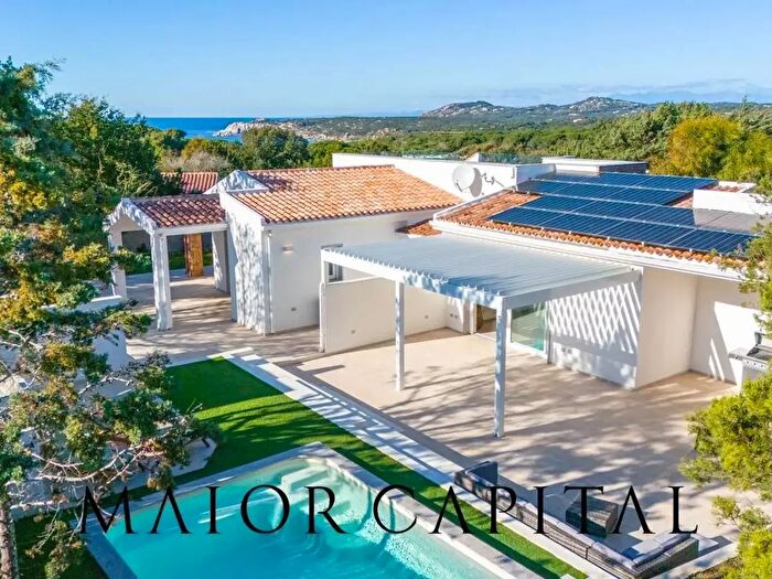 Casa con 8 locali in vendita in Santa Teresa Gallura